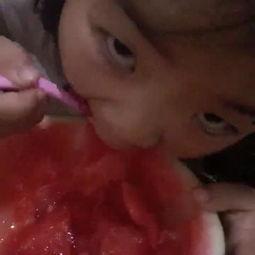 女子打闹小孩吃瓜,小孩吃瓜成焦点
